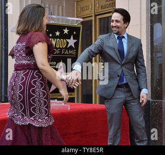 Amerikanische Komponist, Lyriker, Dramatiker, Rapper und Schauspieler Lin-Manuel Miranda, am besten für die Erstellung und die Hauptrolle in der Broadway Musicals "in der Höhe" und "Hamilton" wird von seiner Frau, Rechtsanwalt und Wissenschaftler Vanessa Nadal Miranda während einer enthüllungsfeier ihn ehrt mit dem 2.652 nd Stern auf dem Hollywood Walk of Fame in Los Angeles am 30. November 2018 bekannt. Foto von Jim Ruymen/UPI Stockfoto