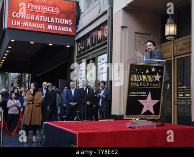 Amerikanische Komponist, Lyriker, Dramatiker, Rapper und Schauspieler Lin-Manuel Miranda (C), am besten für die Erstellung und die Hauptrolle in der Broadway Musicals "in der Höhe" und "Hamilton" bekannt macht Kommentare während einer enthüllungsfeier ihn ehrt mit dem 2.652 nd Stern auf dem Hollywood Walk of Fame in Los Angeles am 30. November 2018. Foto von Jim Ruymen/UPI Stockfoto