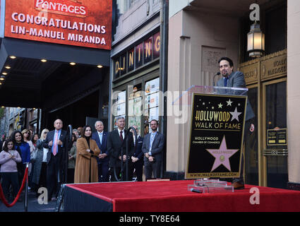 Amerikanische Komponist, Lyriker, Dramatiker, Rapper und Schauspieler Lin-Manuel Miranda (C), am besten für die Erstellung und die Hauptrolle in der Broadway Musicals "in der Höhe" und "Hamilton" bekannt macht Kommentare während einer enthüllungsfeier ihn ehrt mit dem 2.652 nd Stern auf dem Hollywood Walk of Fame in Los Angeles am 30. November 2018. Foto von Jim Ruymen/UPI Stockfoto