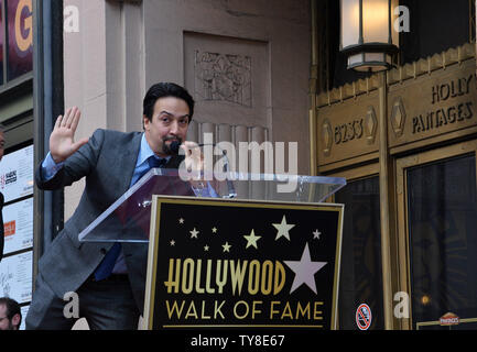 Amerikanische Komponist, Lyriker, Dramatiker, Rapper und Schauspieler Lin-Manuel Miranda (C), am besten für die Erstellung und die Hauptrolle in der Broadway Musicals "in der Höhe" und "Hamilton" bekannt macht Kommentare während einer enthüllungsfeier ihn ehrt mit dem 2.652 nd Stern auf dem Hollywood Walk of Fame in Los Angeles am 30. November 2018. Foto von Jim Ruymen/UPI Stockfoto