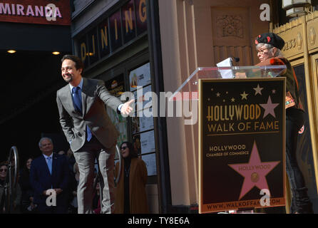 Amerikanische Komponist, Lyriker, Dramatiker, Rapper und Schauspieler Lin-Manuel Miranda (C), am besten bekannt für die Erstellung und die Hauptrolle in der Broadway Musicals "in der Höhe" und "Hamilton" reagiert auf Kommentare von Rita Moreno während einer enthüllungsfeier ihn ehrt mit dem 2.652 nd Stern auf dem Hollywood Walk of Fame in Los Angeles am 30. November 2018. Foto von Jim Ruymen/UPI Stockfoto