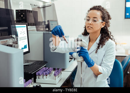 Schwere smart weibliche Forscher studieren die menschliche DNA Stockfoto