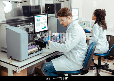 Intelligente junge Menschen tragen Laborkittel Stockfoto