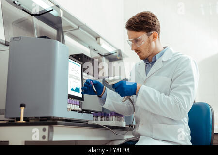 Smart bärtiger Mann mit einem professionellen Scanner Stockfoto