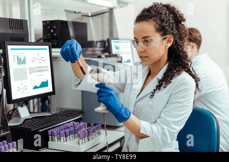 Intelligente junge Frau das Tragen besonderer Schutzbrille Stockfoto