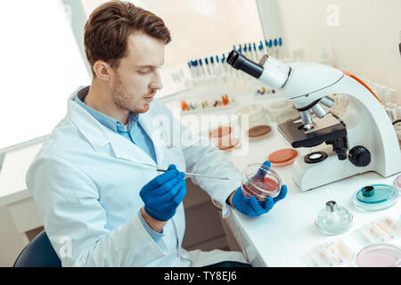 Blick von oben auf ein hübscher junger Wissenschaftler Stockfoto