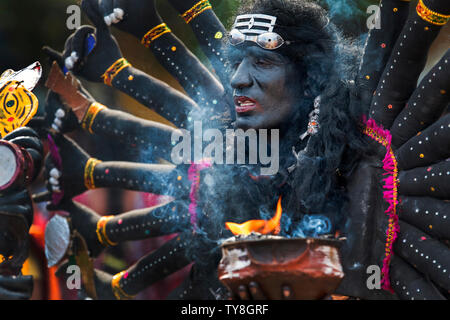 Das Bild des Menschen als Göttin Kali in Dussehra Festival - Kulasekharapatnam, Tamil Nadu, Indien Stockfoto