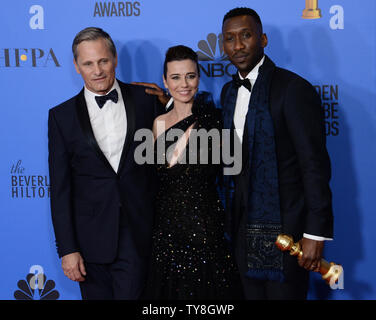 (L - R) Viggo Mortensen, Linda Cardellini und Mahershala Ali erscheinen Backstage, nachdem er den Preis für den Besten Film, Musical oder Comedy für "Grünbuch" während der 76. jährlichen Golden Globe Awards im Beverly Hilton Hotel in Beverly Hills, Kalifornien am 6. Januar 2019. Foto von Jim Ruymen/UPI Stockfoto