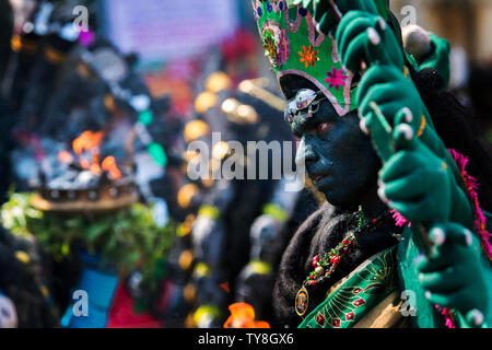 Das Bild des Menschen als Göttin Kali in Dussehra Festival - Kulasekharapatnam, Tamil Nadu, Indien Stockfoto