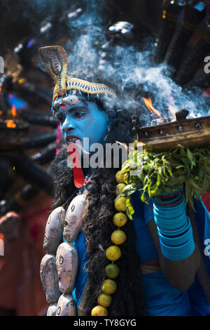 Das Bild des Menschen als Göttin Kali in Dussehra Festival - Kulasekharapatnam, Tamil Nadu, Indien Stockfoto