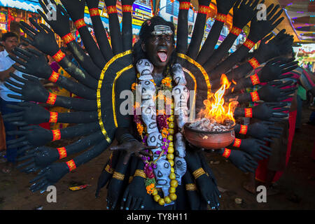 Das Bild des Menschen als Göttin Kali in Dussehra Festival - Kulasekharapatnam, Tamil Nadu, Indien Stockfoto