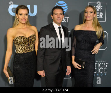 Nicole Kimpel, Antonio Banderas und Barbara Kimpel nehmen an der 24. jährlichen Critics' Choice Awards auf der Barker Hangar in Santa Monica, Kalifornien am 13. Januar 2019. Foto von Jim Ruymen/UPI Stockfoto