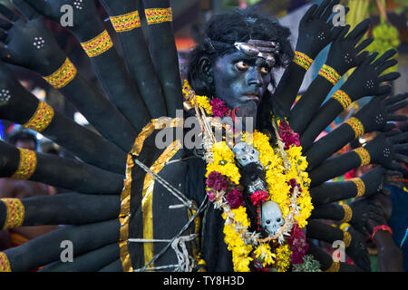 Das Bild des Menschen als Göttin Kali in Dussehra Festival - Kulasekharapatnam, Tamil Nadu, Indien Stockfoto