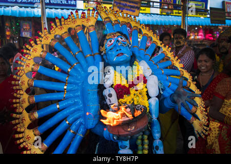 Das Bild des Menschen als Göttin Kali in Dussehra Festival - Kulasekharapatnam, Tamil Nadu, Indien Stockfoto