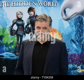 Warf Mitglied Craig Ferguson, die Stimme von gobber in der animierten motion picture Komödie "Drachenzähmen: Die verborgene Welt" kommt für die Premiere des Films im Regency Dorf Theater im Westwood Abschnitt von Los Angeles am 9. Februar 2019. Handlung: Als Schluckauf erfüllt seinen Traum von einem friedlichen Drachen Utopie, Zahnlos' Entdeckung eines ungezähmten, schwer fassbaren Mate zeichnet die Night Fury entfernt. Bei Gefahr mounts zu Hause und Schluckauf Herrschaft als dorfoberhaupt ist getestet, beide Drachen und Reiter darf nicht möglich Entscheidungen zu treffen, ihre Art zu retten. Foto von Jim Ruymen/UPI Stockfoto