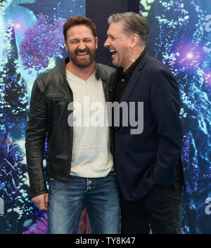 Darsteller Gerard Butler (L) und Craig Ferguson, die Stimmen von stoick und Gobber bzw. in der animierten motion picture Komödie "Drachenzähmen: Die verborgene Welt" kommt für die Premiere des Films im Regency Dorf Theater im Westwood Abschnitt von Los Angeles am 9. Februar 2019. Handlung: Als Schluckauf erfüllt seinen Traum von einem friedlichen Drachen Utopie, Zahnlos' Entdeckung eines ungezähmten, schwer fassbaren Mate zeichnet die Night Fury entfernt. Bei Gefahr mounts zu Hause und Schluckauf Herrschaft als dorfoberhaupt ist getestet, beide Drachen und Reiter darf nicht möglich Entscheidungen zu treffen thei zu speichern. Stockfoto