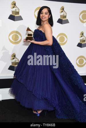 Ella Mai erscheint Backstage mit ihren Preis für die beste R&B-Song für "Buh würde", während die 61. jährlichen Grammy Awards im Staples Center in Los Angeles am 10. Februar 2019 statt. Foto von Gregg DeGuire/UPI Stockfoto