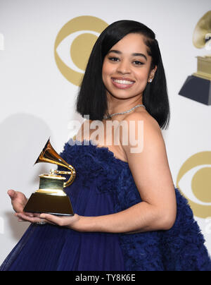 Ella Mai erscheint Backstage mit ihren Preis für die beste R&B-Song für "Buh würde", während die 61. jährlichen Grammy Awards im Staples Center in Los Angeles am 10. Februar 2019 statt. Foto von Gregg DeGuire/UPI Stockfoto