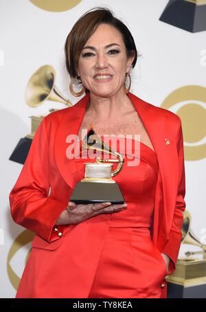 Claudia Brent erscheint Backstage mit ihren Award für Best Latin Pop Album für incera", während die 61. jährlichen Grammy Awards im Staples Center in Los Angeles am 10. Februar 2019 statt. Foto von Gregg DeGuire/UPI Stockfoto