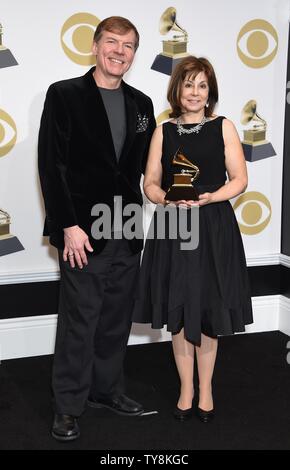 (L - R) Tim Handley und JoAnn Falletta erscheinen Backstage mit ihren Award für die beste klassische Kompendium für 'Fuchs: Klavierkonzert piritualist'; Gedichte des Lebens; Gletscher; Rush", während die 61. jährlichen Grammy Awards im Staples Center in Los Angeles am 10. Februar 2019 statt. Foto von Gregg DeGuire/UPI Stockfoto