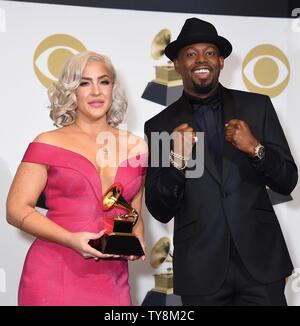 Joelle James (L) und Larrance Dopson erscheint Backstage mit ihren Preis für die beste R&B-Song für "Buh würde", während die 61. jährlichen Grammy Awards im Staples Center in Los Angeles am 10. Februar 2019 statt. Foto von Gregg DeGuire/UPI Stockfoto