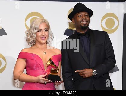 Joelle James (L) und Larrance Dopson erscheint Backstage mit ihren Preis für die beste R&B-Song für "Buh würde", während die 61. jährlichen Grammy Awards im Staples Center in Los Angeles am 10. Februar 2019 statt. Foto von Gregg DeGuire/UPI Stockfoto