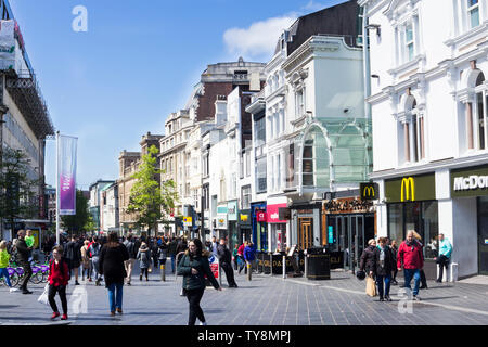 Church Street mit Massen von Käufer und Besucher im hektischen Stadtzentrum von Liverpool, Blick nach Westen in der Nähe der Kreuzung Ranelagh Street. Stockfoto