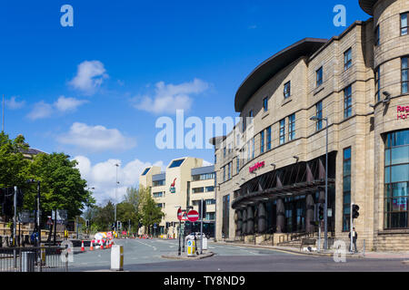 Kommutierung Zeile Liverpool. Prominent sind die Büros der Regenda Häuser, ein Wohnungsunternehmen über den Nordwesten von England. Stockfoto