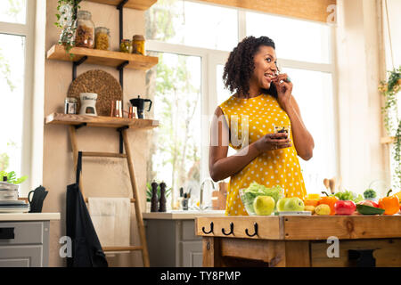 Die werdende Mutter Rosinen essen und kochen Abendessen. Stockfoto