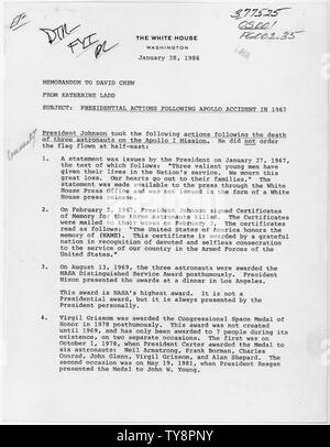 Memo von Katherine Ladd David zu Kauen, re Presidential Aktionen folgenden Apollo Unfall 1967; Umfang und Inhalt: Memo, die beschreiben, wie die Astronauten von Apollo ICH, der in eine Startrampe Feuer getötet wurden, von der Bundesregierung geehrt wurden. Allgemeine Hinweise: Memo wurde recherchiert und in der Folge der Januar 1986 Explosion des Space Shuttle Challenger ausgearbeitet. Stockfoto