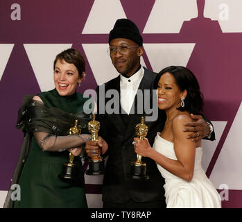 (L - R) Olivia Colman, Sieger der Beste Schauspielerin für "Der Favorit", Mahershala Ali, der Gewinner der besten Nebendarsteller für "grüne Buch", und Regina König, Sieger der Beste Nebendarstellerin für "Wenn der Beale Street konnte sprechen, "erscheinen Backstage mit ihren Oscars während der 91. jährlichen Academy Awards im Loews Hotel Hollywood in Hollywood" in Los Angeles am 24. Februar 2019. Foto von John angelillo/UPI Stockfoto