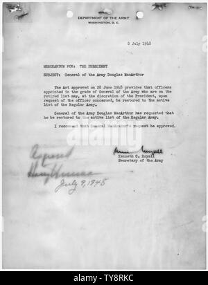 Memorandum von Kenneth C. Royall, Sekretär der Armee, Präsident Harry Truman, dass er General der Armee Douglas MacArthur der Liste Aktive wiederherstellen könnte.; Umfang und Inhalt: Erscheint, Truman Signatur zu haben Stockfoto