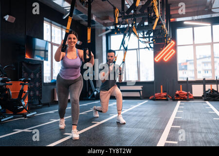 Übergewichtige Frau Gefühl positiv während des Trainings mit TRX Stockfoto