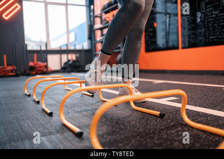 Nahaufnahme von Frau tragen weiße Turnschuhe mit Hindernissen Stockfoto