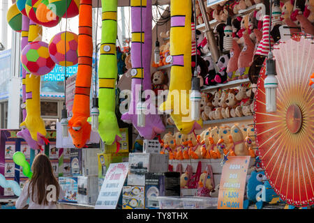 FARO, PORTUGAL - Oktober 2018: Kirmes event Santa Iria mit Spielen, Street Food, Fähre, Räder, Autoscooter und viele verschiedene Aktivitäten. Stockfoto