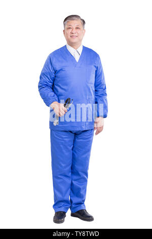 Isolierte alte asiatische Mann Arzt in der blauen Uniform Stockfoto