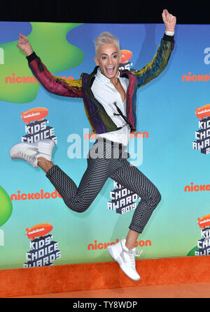 Frankie Grande, Bruder von Ariana Grande, springt für die Kameras auf den orangefarbenen Teppich wie er kommt für die Nickelodeon Kids' Choice Awards 2019 an der USC Galen Center in Los Angeles, Kalifornien am 23. März 2019. Foto von Chris Kauen/UPI Stockfoto