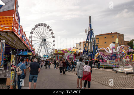 FARO, PORTUGAL - Oktober 2018: Kirmes event Santa Iria mit Spielen, Street Food, Fähre, Räder, Autoscooter und viele verschiedene Aktivitäten. Stockfoto