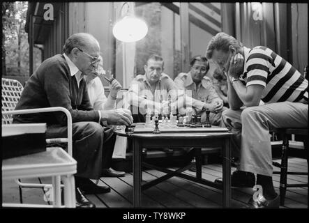 Menahem Begin und Zbigniew Brzezinski Schach spielen während der Camp David Gipfel. Stockfoto