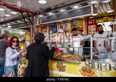 FARO, PORTUGAL - Oktober 2018: Kirmes event Santa Iria mit Spielen, Street Food, Fähre, Räder, Autoscooter und viele verschiedene Aktivitäten. Stockfoto