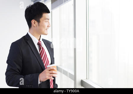Schöne asiatische Geschäftsmann in modernen Büro Stockfoto