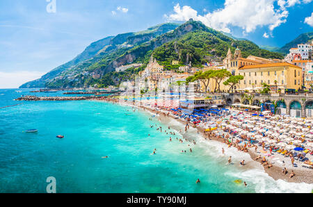 Landschaft mit tollen Strand von Amalfi entfernt an der berühmten Amalfiküste, Italien Stockfoto