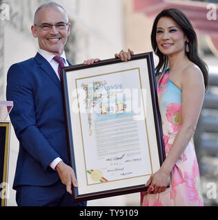 Lucy Liu (R) und Mitch O'Farrell an der Star enthüllungsfeier Liu ehrt mit dem 2.662 nd Stern auf dem Hollywood Walk of Fame in Los Angeles, Kalifornien am 1. Mai 2019. Foto von Chris Kauen/UPI Stockfoto