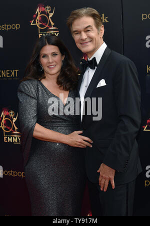 Dr. Mehmet Oz (R) und seine Frau Lisa Oz ankommen auf dem roten Teppich für die 46. jährlichen Daytime Emmy Awards am Pasadena Civic Auditorium in Pasadena, Kalifornien am 5. Mai 2019. Foto von Chris Kauen/UPI Stockfoto