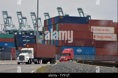 Container sind auf Lkws, die nach dem Entladen von der Ankunft der Ladung von Schiffen im Hafen von Long Beach in Long Beach, Kalifornien am Mai 13, 2019 übertragen. China kündigte neue Tarife Montag gegen US-Waren in Reaktion auf die Trumpf Administration heben Zölle auf 200 Mrd. $ in der chinesischen Ware. Foto von Jim Ruymen/UPI Stockfoto