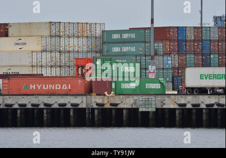 Container sind auf Lkws, die nach dem Entladen von der Ankunft der Ladung von Schiffen im Hafen von Long Beach in Long Beach, Kalifornien am Mai 13, 2019 übertragen. China kündigte neue Tarife Montag gegen US-Waren in Reaktion auf die Trumpf Administration heben Zölle auf 200 Mrd. $ in der chinesischen Ware. Foto von Jim Ruymen/UPI Stockfoto