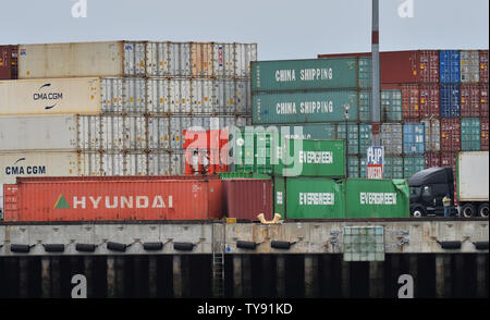 Container sind auf Lkws, die nach dem Entladen von der Ankunft der Ladung von Schiffen im Hafen von Long Beach in Long Beach, Kalifornien am Mai 13, 2019 übertragen. China kündigte neue Tarife Montag gegen US-Waren in Reaktion auf die Trumpf Administration heben Zölle auf 200 Mrd. $ in der chinesischen Ware. Foto von Jim Ruymen/UPI Stockfoto