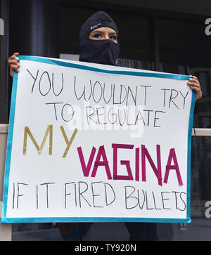 Eine Abtreibung Rights Advocate hält Ihr Schild an einer Haltestelle Abtreibung verbietet Kundgebung NARAL Pro-Choice Kalifornien in Los Angeles, Kalifornien am 21. Mai 2019 organisiert. Foto von Chris Kauen/UPI Stockfoto