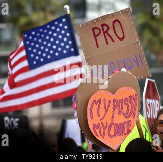 Abtreibung Rechte Aktivisten Welle ihre Zeichen an einer Haltestelle Abtreibung verbietet Kundgebung NARAL Pro-Choice Kalifornien in Los Angeles, Kalifornien am 21. Mai 2019 organisiert. Foto von Chris Kauen/UPI Stockfoto