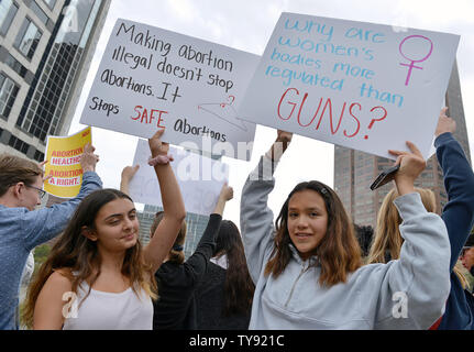 Abtreibung Rechte Aktivisten wave Zeichen an einer Haltestelle Abtreibung verbietet Kundgebung NARAL Pro-Choice Kalifornien in Los Angeles, Kalifornien am 21. Mai 2019 organisiert. Foto von Chris Kauen/UPI Stockfoto